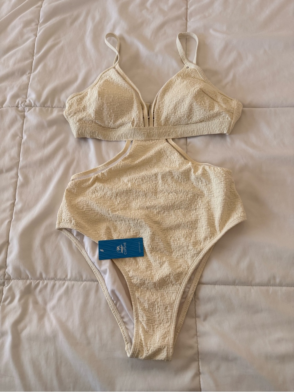 Women's Cream Textured Cutout One-Piece Swimsuit NWT - cupshe sz M